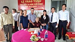 Trao Huy hiệu 75 năm tuổi Đảng cho đảng viên Trịnh Thị Nguyện