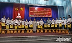 Trao 100 phần quà cho sinh viên có hoàn cảnh khó khăn