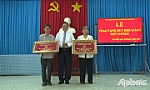 Khắp nơi trao Huy hiệu Đảng đợt 19-5