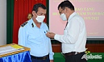 Cục Quản lý thị trường tỉnh Tiền Giang: Trao Huy hiệu 30 năm tuổi Đảng cho đồng chí Huỳnh Công Danh