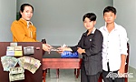 2 học sinh nhặt được ví tiền trả lại người bị đánh rơi