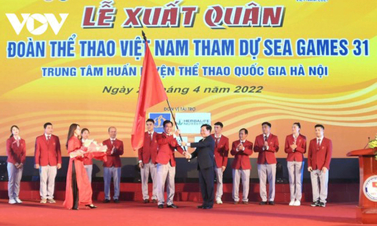 Trưởng đoàn Trần Đức Phấn đón nhận lá cờ Tổ quốc từ Phó Thủ tướng Thường trực Phạm Bình Minh. Ảnh: P.MINH