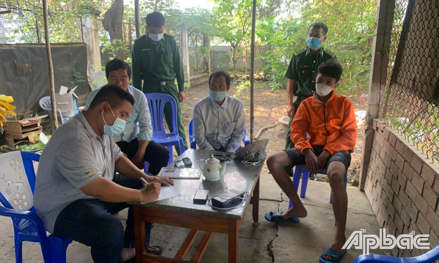Lực lượng phối hợp lấy lời khai các đối tượng tại hiện trường.