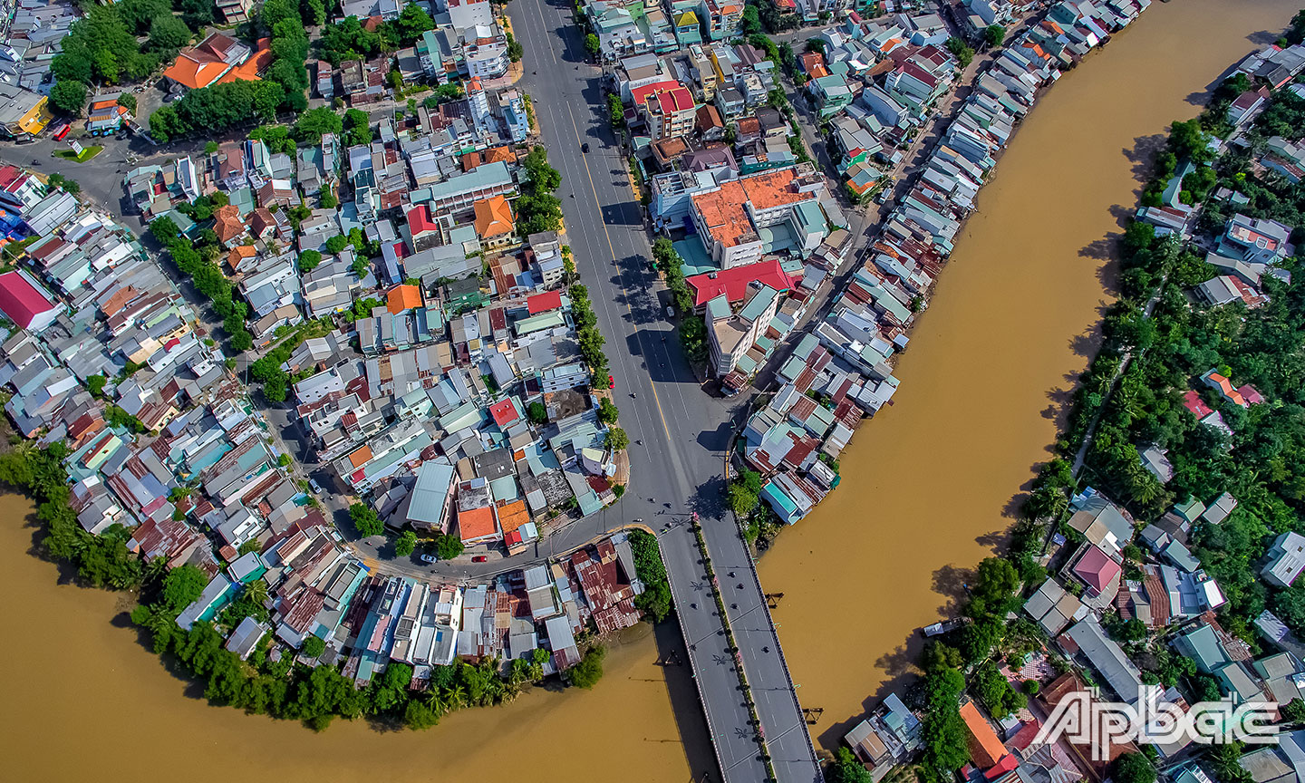  Cửa sông Bảo Định  đổ ra sông Vàm Cỏ Tây trên địa bàn TP. Tân An, tỉnh Long An.
