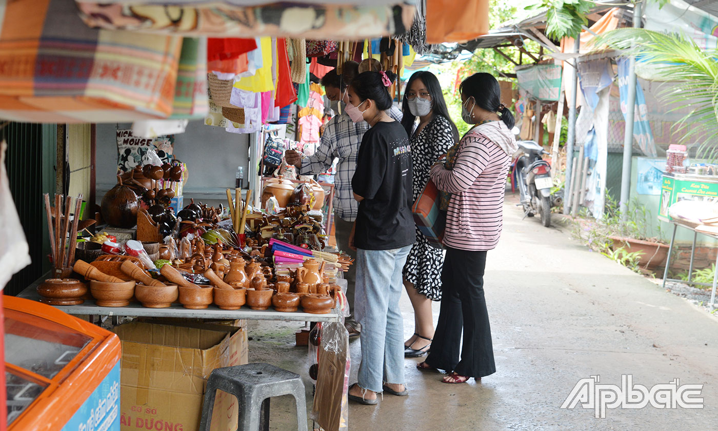 Du khách mua quà lưu niệm ở cù lao Thới Sơn.