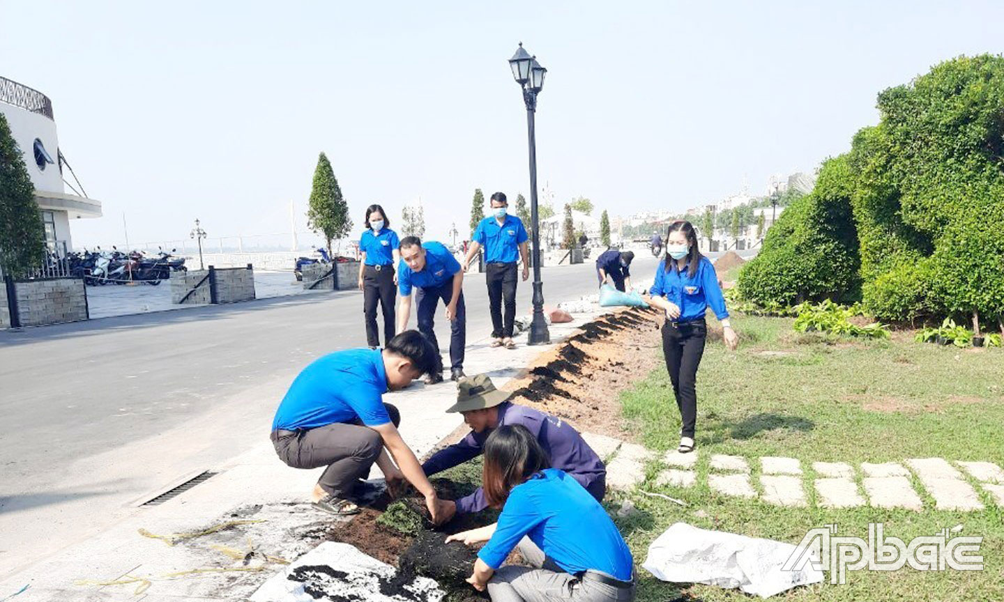 ĐV-TN Đoàn khối thực hiện công trình “Tuyến đường hoa  Mừng Đảng - Mừng Xuân Tân Sửu 2021”. 