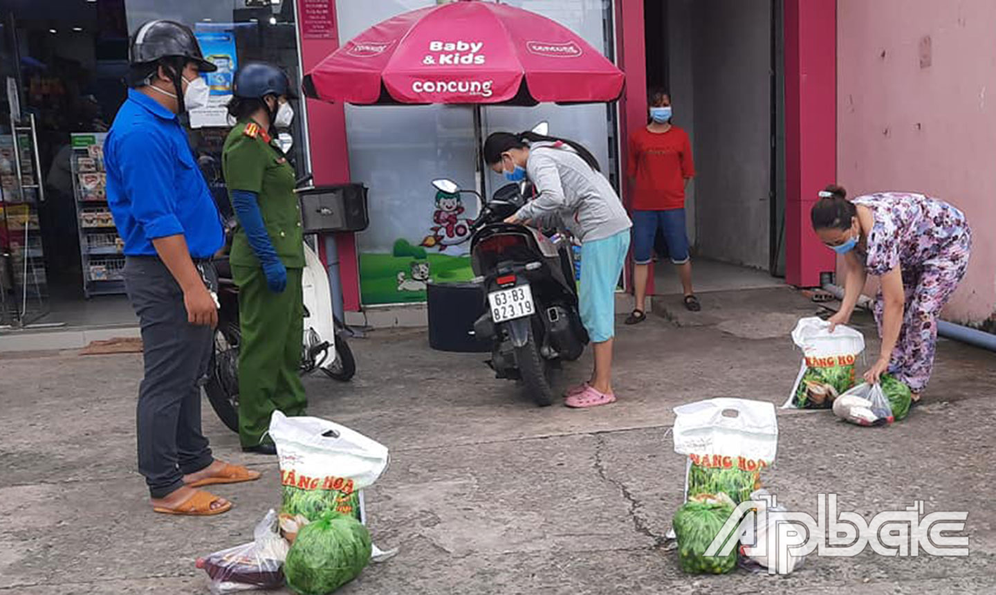 Trung tá Hà đưa rau củ, nhu yếu phẩm cần thiết hỗ trợ người dân thị trấn Tân Hiệp phòng, chống dịch Covid-19. 