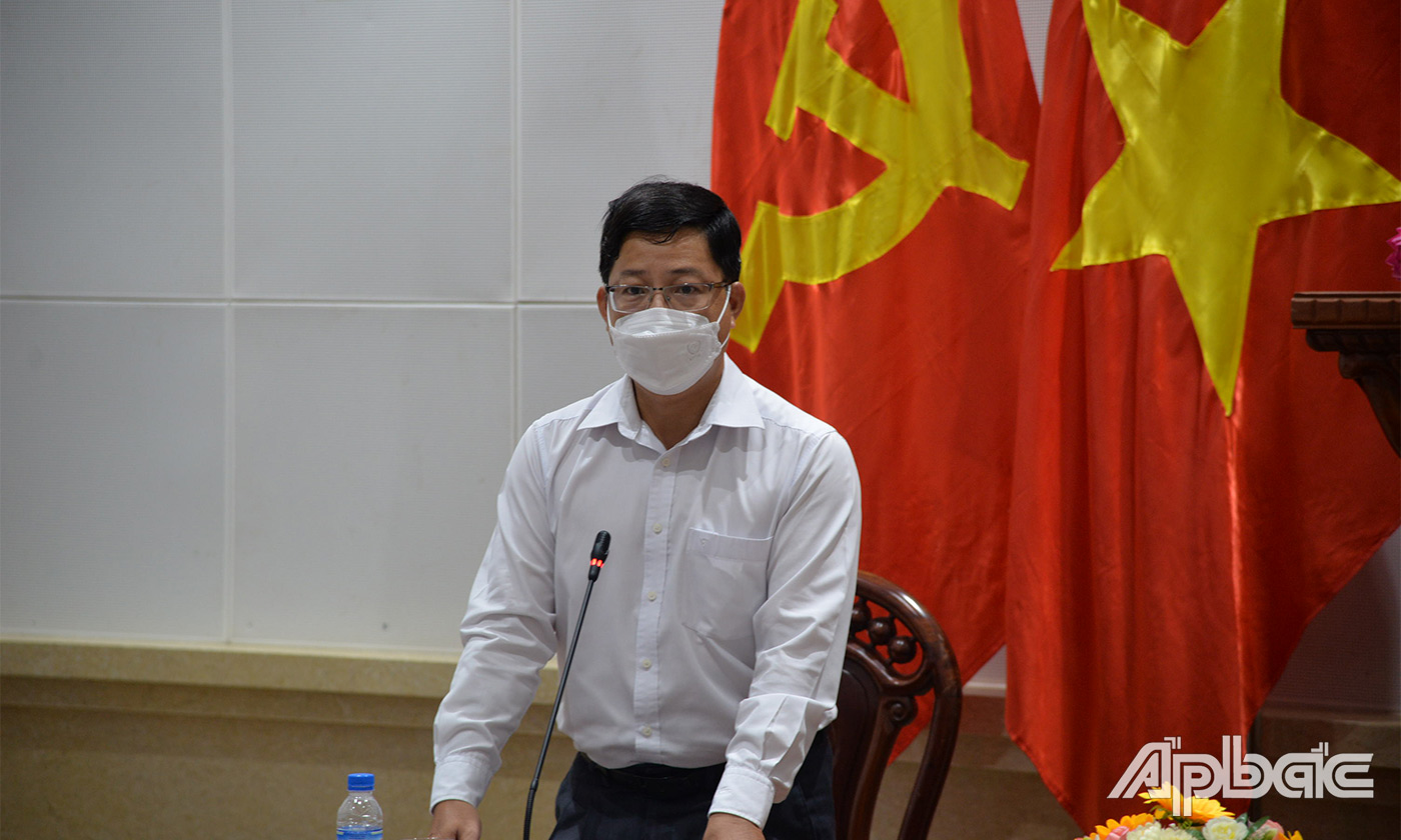 Đồng chí Trần Thanh Nguyên phát biểu tại buổi tiếp xúc cử tri xã An Hữu 