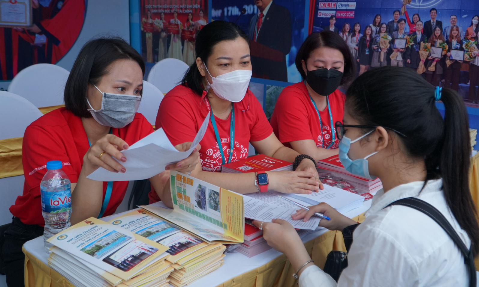 Thí sinh tham dự ngày hội tư vấn tuyển sinh, hướng nghiệp.