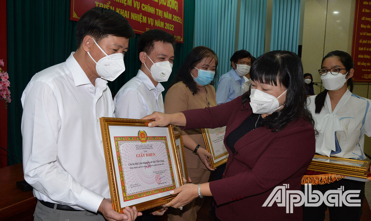BTV Đảng ủy khối tặng Giấy khen cho các tập thể hoàn thành xuất sắc nhiệm vụ KTGS năm 2021.