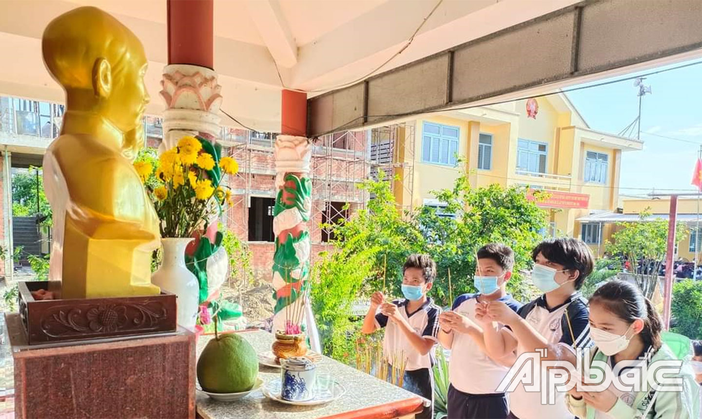 Bên cạnh những giờ học Lịch sử trên lớp, các trường học trên địa bàn tỉnh Tiền Giang còn tổ chức cho học sinh tham quan thực tế tại các di tích lịch sử. (Trong ảnh: Học sinh Trường THCS Hậu Mỹ Bắc A, huyện Cái Bè trong hành trình về “địa chỉ đỏ” truyền thống cách mạng trên địa bàn xã Hậu Mỹ Bắc A).                                                                                                                                                                                                         Ảnh:  PHI CÔNG