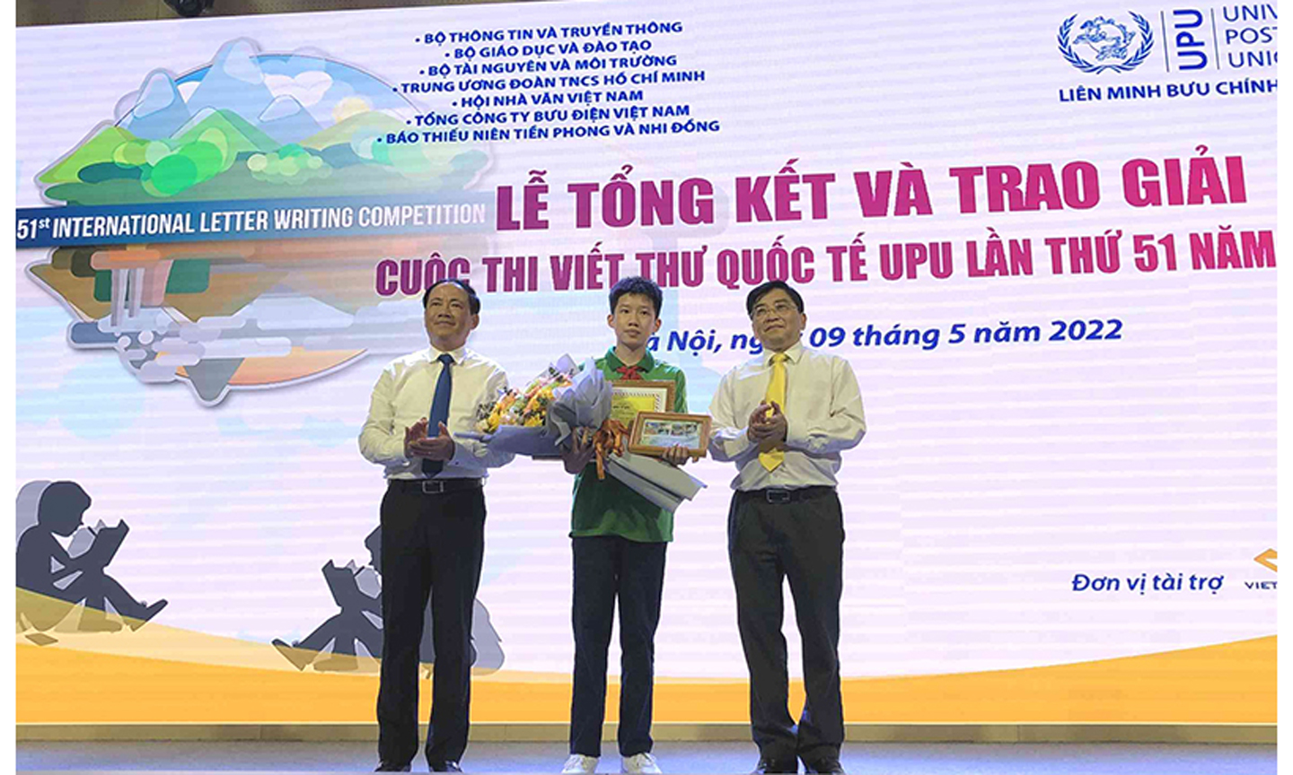 Thứ trưởng Thông tin và Truyền thông Phạm Anh Tuấn và Chủ tịch HĐTV Tổng công ty Bưu điện Việt Nam Nguyễn Hải Thanh trao giải Nhất cho em Nguyễn Bình Nguyên.