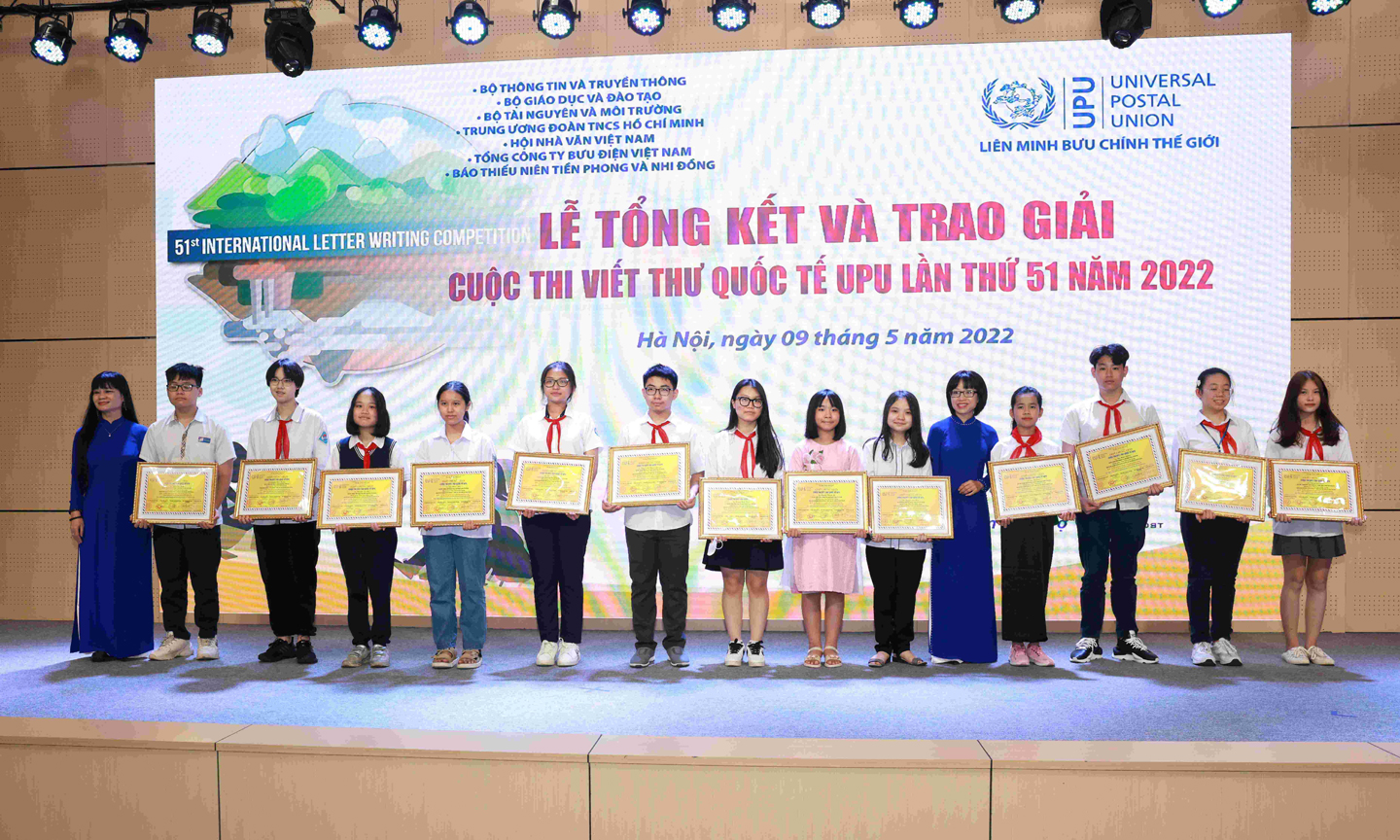Ban tổ chức trao thưởng cho các em học sinh đạt giải Cây bút triển vọng. 