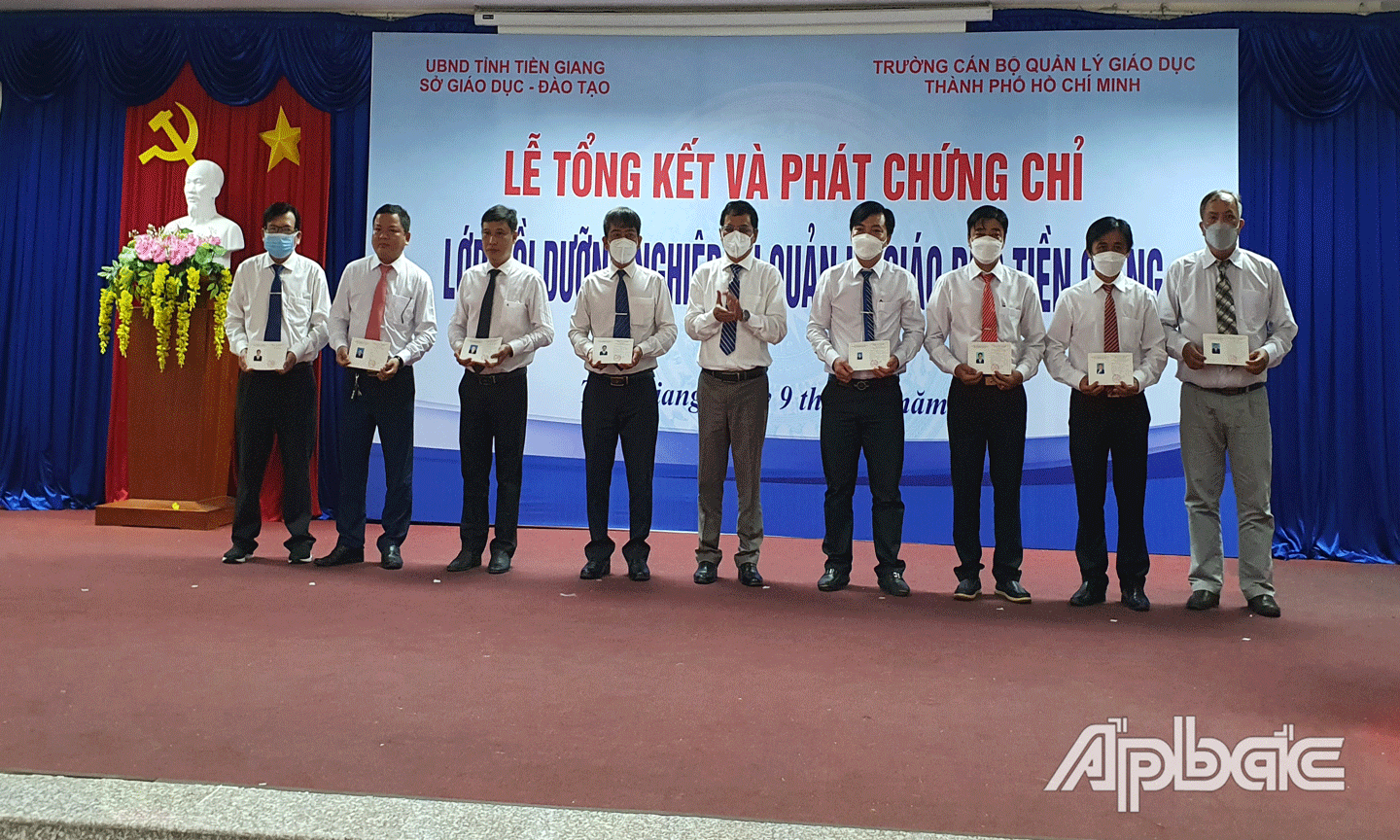 Phó Giám đốc Sở GD-ĐT Nguyễn Phương Toàn phát chứng chỉ cho học viên. 