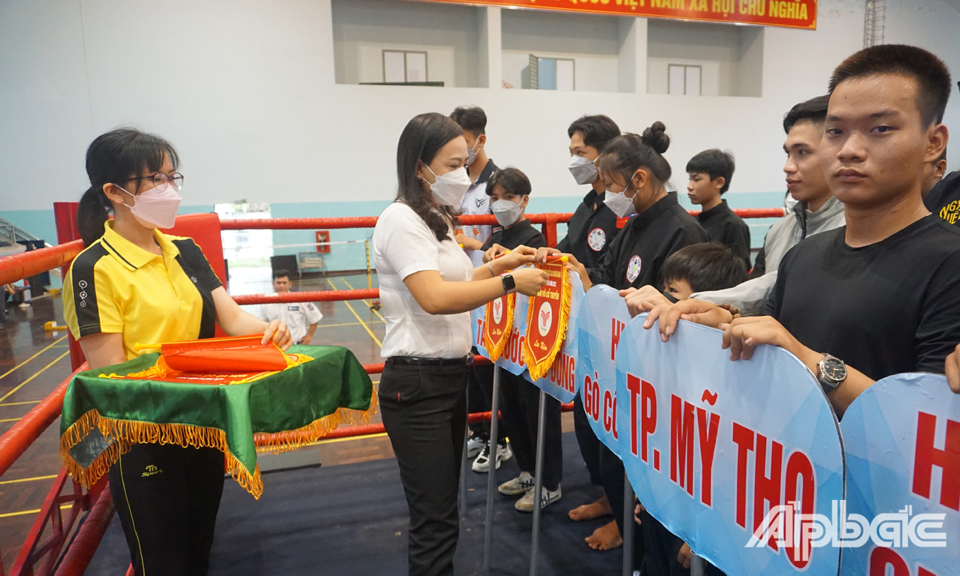 Phó Giám đốc Sở Văn hóa, Thể thao và Du lịch tỉnh Tiền Giang Nguyễn Thị Kim Chi trao cờ lưu niệm cho các đơn vị tham gia