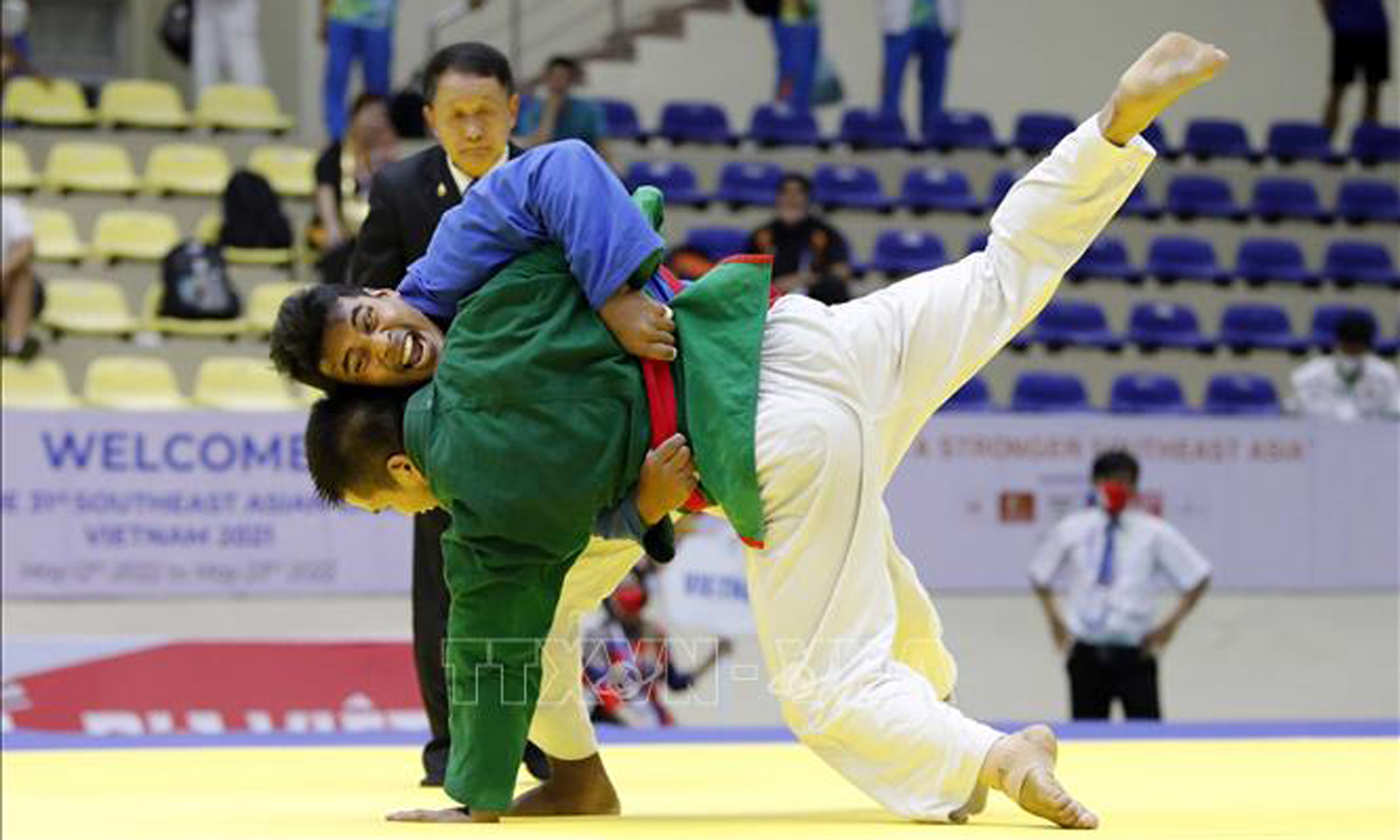 Pha đánh quyết định mang lại HCV cho VĐV Trần Thương môn Kurash hạng 90kg. Ảnh: Trần Việt/TTXVN