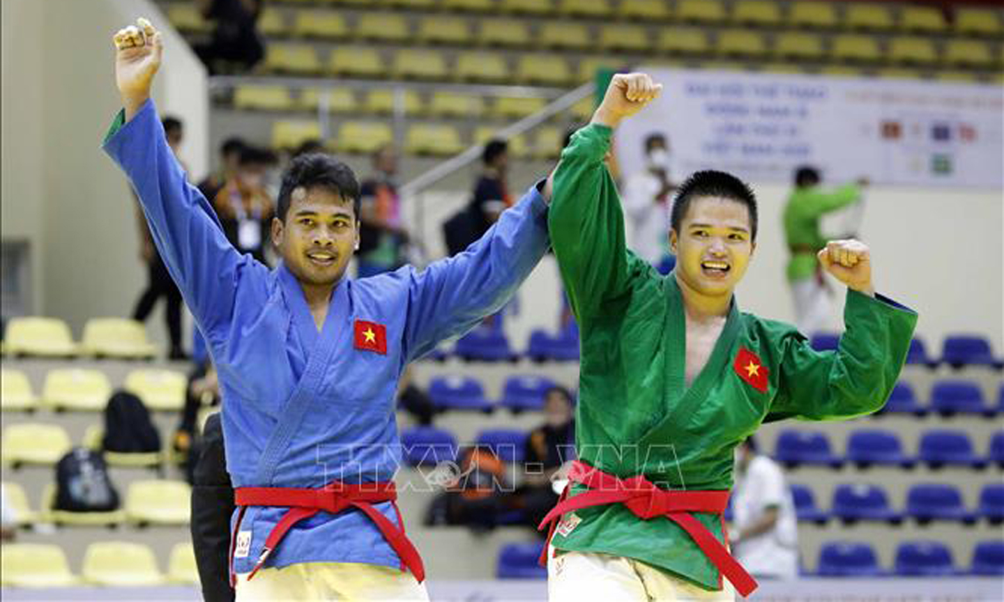 VĐV Kurash Trần Thương (áo xanh lam) HCV hạng 90 kg và VĐV Lê Duy Thanh (áo xanh lá cây) đoạt HCB. Ảnh: Trần Việt/TTXVN