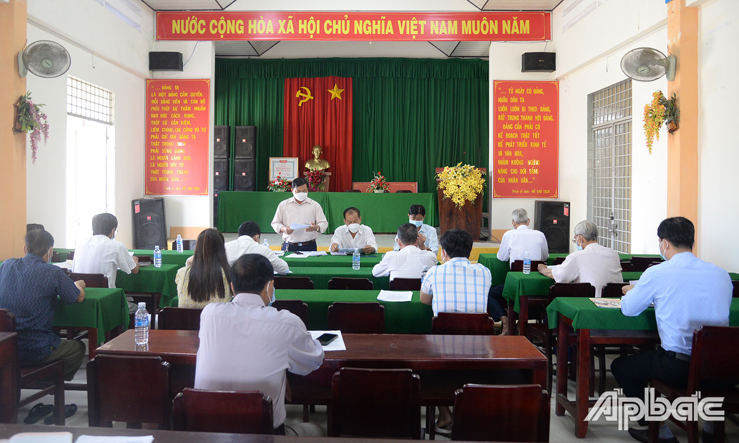 Quang cảnh cuộc họp lệ kỳ hằng tháng ở Chi bộ Khu phố 1 (phường 3, TX. Cai Lậy).