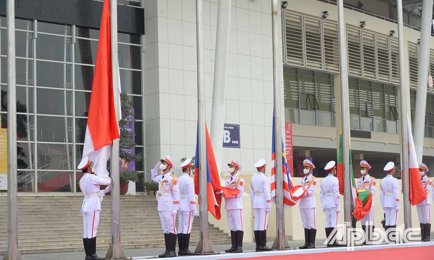 Nghi thức thượng cờ của từng quốc gia tham dự SEA Games 31 lần lượt được đội nghi thức thực hiện trong không khí trang nghiêm.