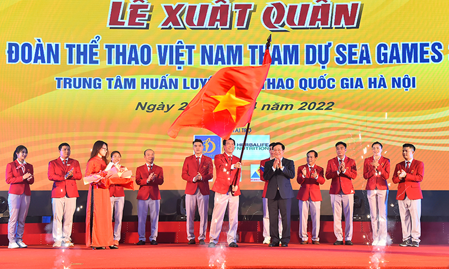 Trưởng đoàn Thể thao Việt Nam Trần Đức Phấn nhận cờ từ Phó Thủ tướng Thường trực Chính phủ Phạm Bình Minh, cũng là nhận vinh dự và trách nhiệm với Tổ quốc.