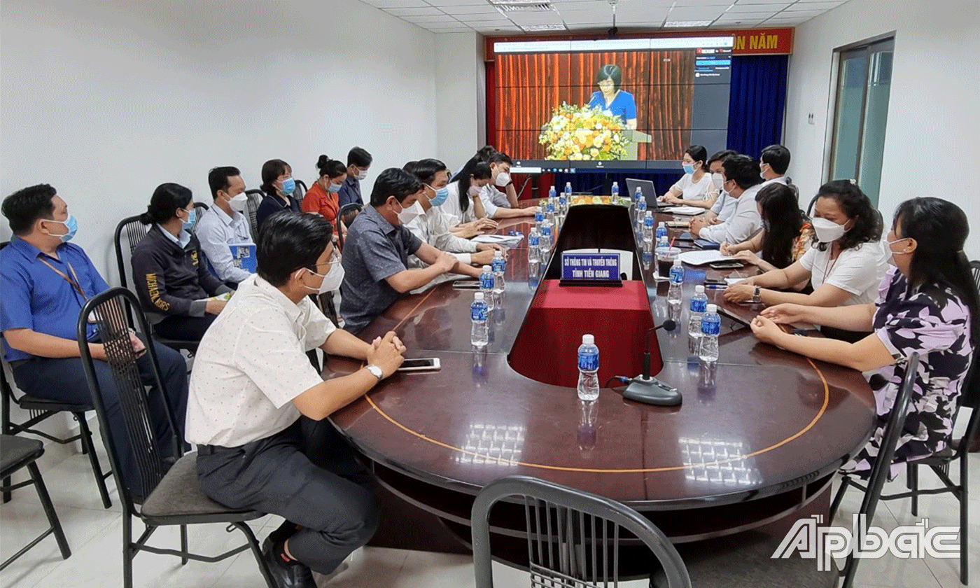 Hội nghị trực tuyến tại điểm cầu Sở Thông tin và Truyền thông.