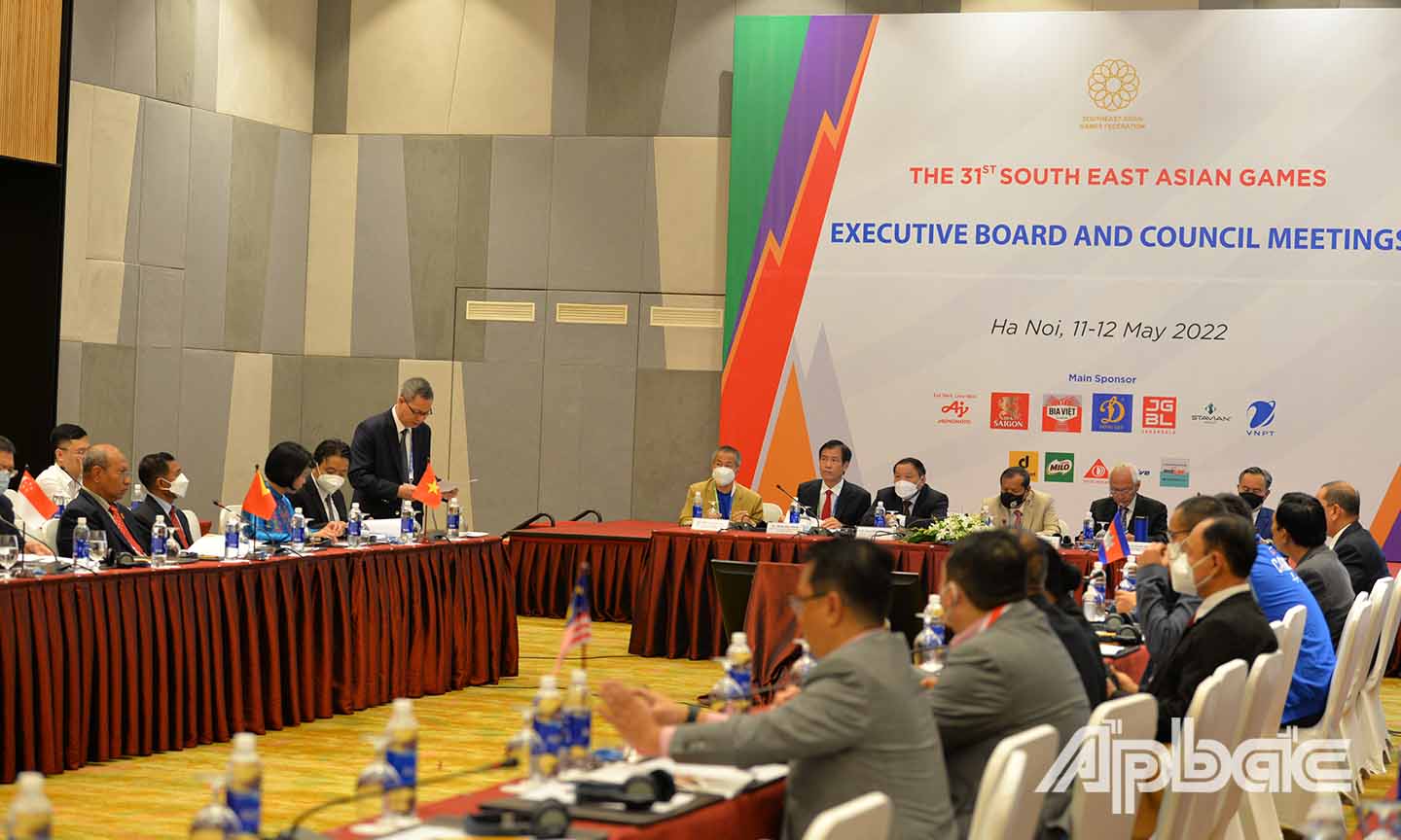 Các đại biểu làm việc tại Đại hội.