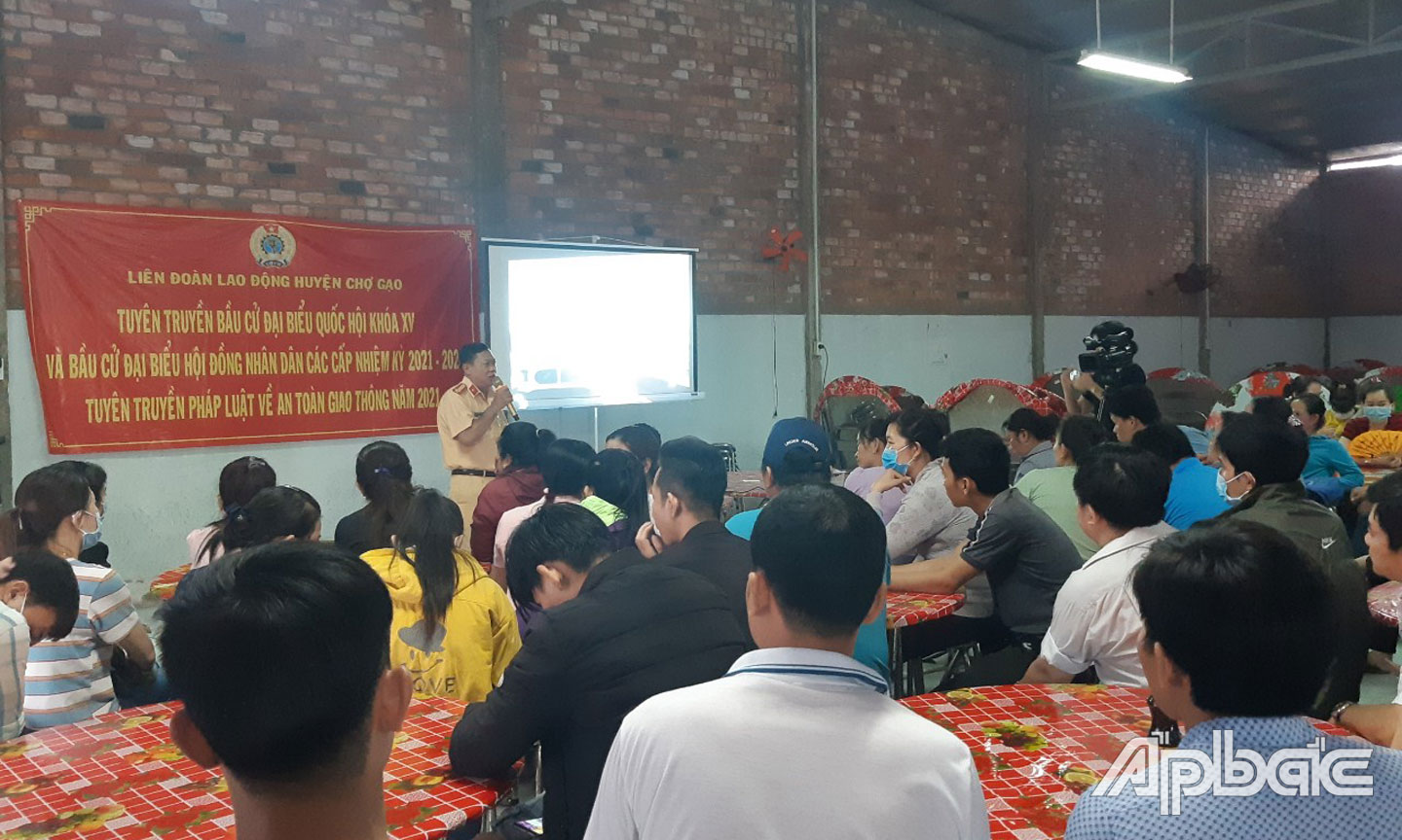 LĐLĐ huyện Chợ Gạo tổ chức tuyên truyền về ATGT cho CNVCLĐ.