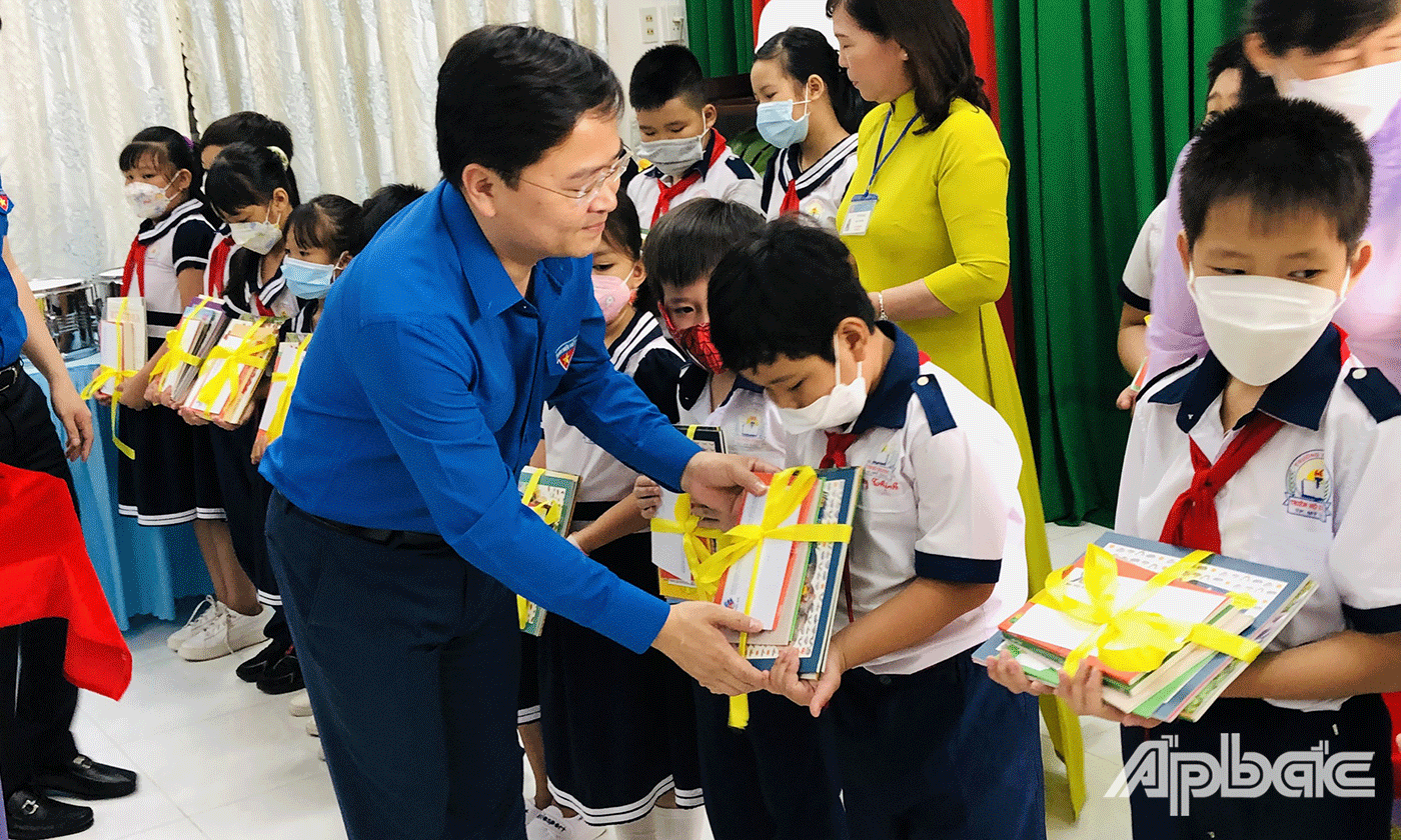 Đồng chí Nguyễn Anh Tuấn trao tặng học bổng cho các em vượt khó học tốt của trường Tiểu học Thiên Hộ Dương