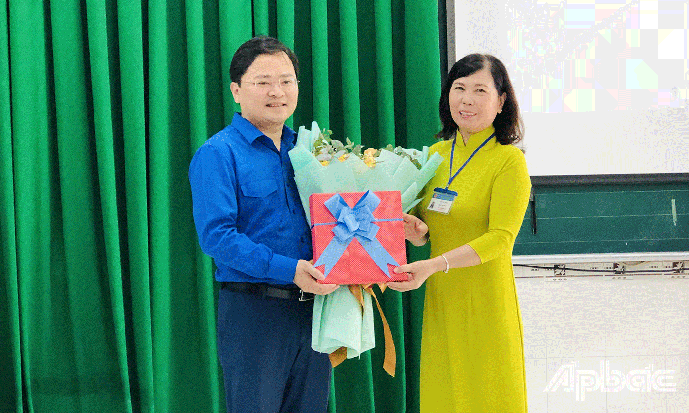 Cô Tô Thị Bảy Hiệu trưởng Trường Tiểu học Thiên Hộ Dương tặng hoa, quà lưu niệm đến đồng chí Nguyễn Anh Tuấn
