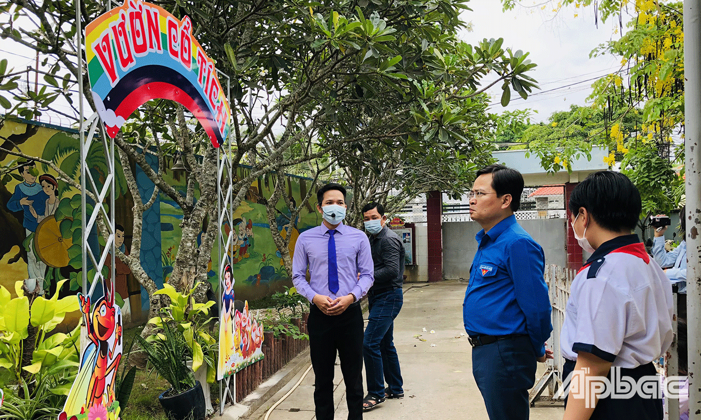 Các đại biểu tham quan mô hình Khu vườn tri thức xanh