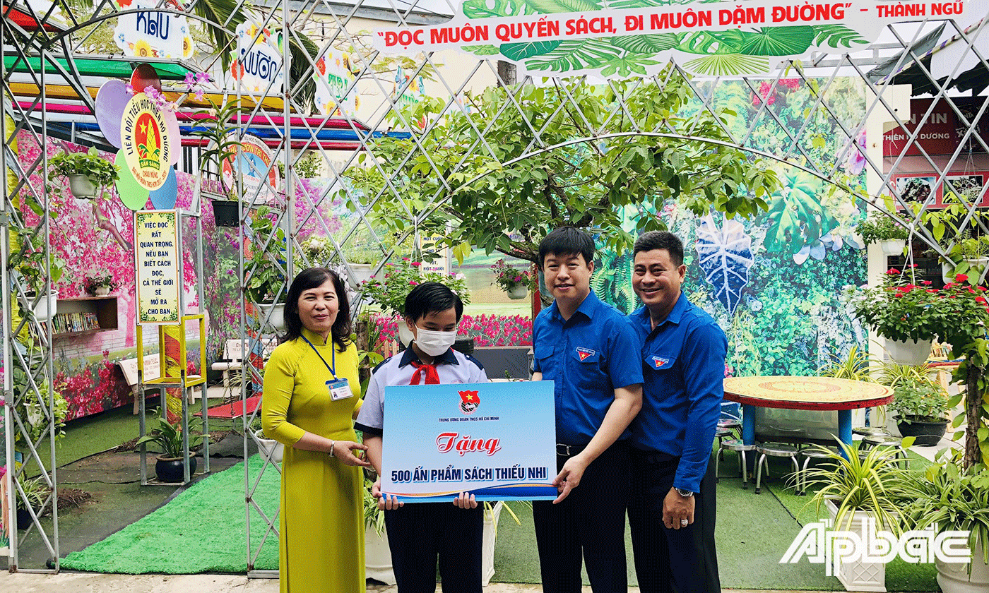 Đoàn công tác Trung ương Đoàn tặng bảng tượng trưng 500 ấn phẩm sách thiếu nhi cho các em học sinh trường Tiểu học Thiên Hộ Dương