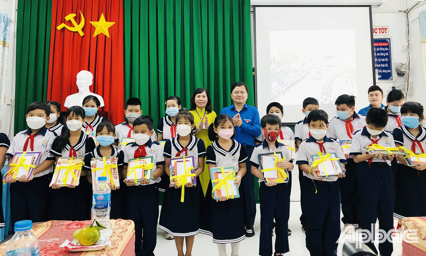 Đoàn công tác Trung ương Đoàn trao tặng 1 bộ trống Đội đến liên đội Trường Tiểu học Thiên Hộ Dương