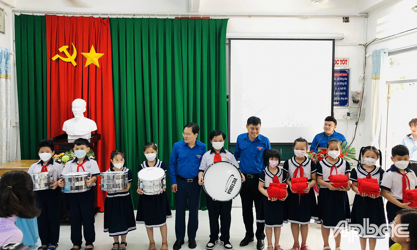 Đoàn công tác Trung ương Đoàn trao tặng 1 bộ trống Đội đến liên đội Trường Tiểu học Thiên Hộ Dương