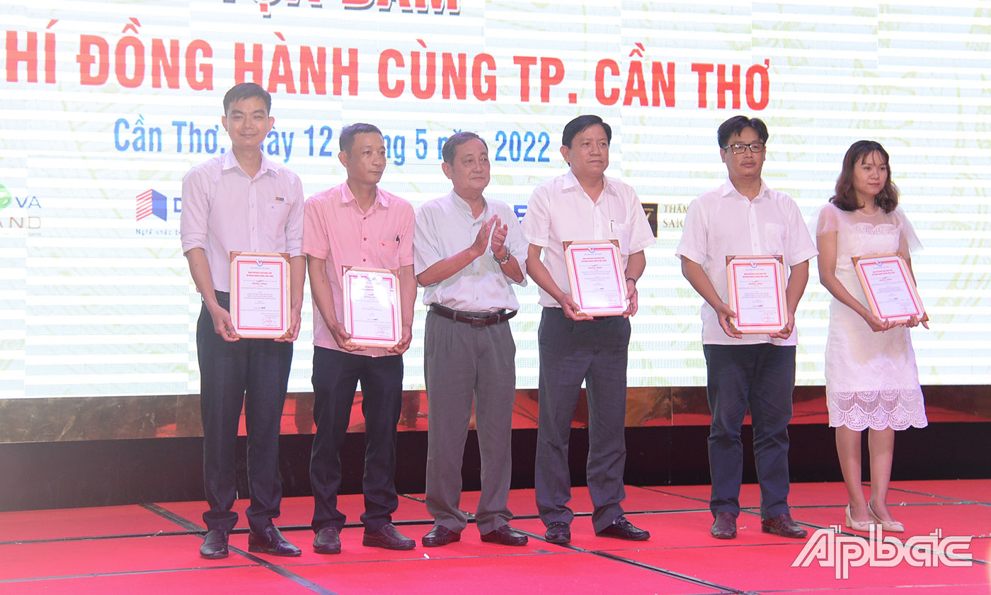 Đại diện nhóm tác giả có phẩm đạt giải Ba nhận giải.