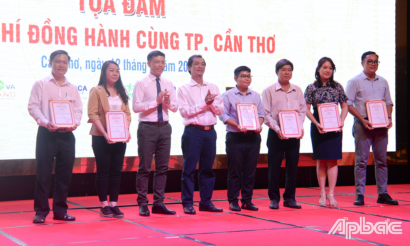 Đại diện các nhóm tác giả Đài Phát thanh - Truyền hình Tiền Giang (thứ 2 từ phải qua) có tác phẩm đạt giải Ba.