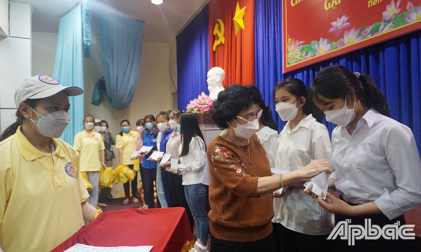 Chủ tịch Hội Khuyến học tỉnh Tiền Giang trao quà cho sinh viên trường ĐHTG