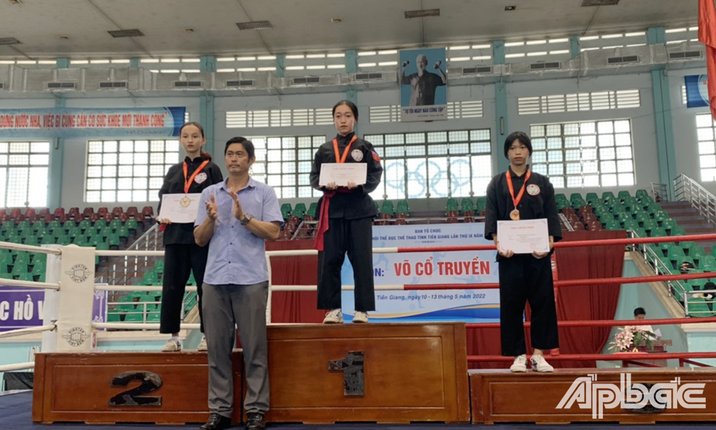 Ban Tổ chức trao huân chương ở thể loại Quyền và Đối kháng