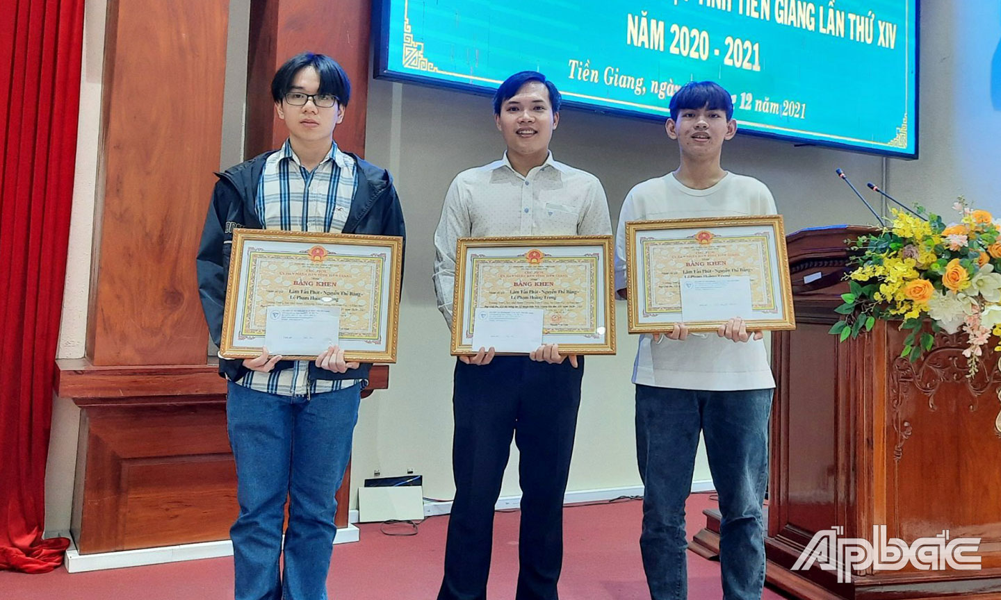 Thầy Lâm Tấn Phát (giữa) nhận Bằng khen tại buổi tổng kết và trao giải  Hội thi Sáng tạo kỹ thuật tỉnh Tiền Giang năm 2021.