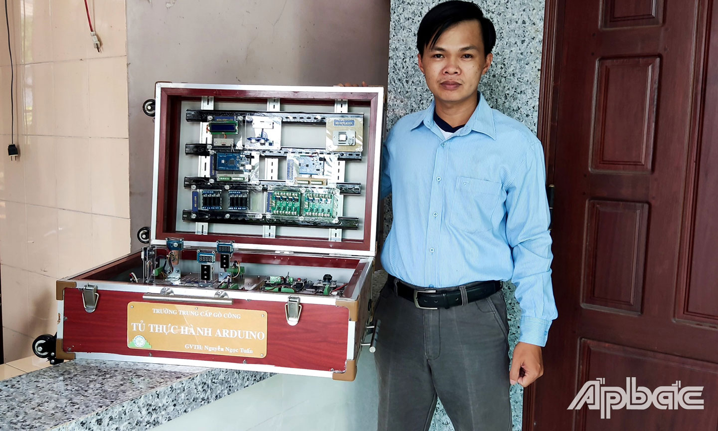 Thầy Nguyễn Ngọc Tuấn bên sản phẩm sáng tạo.