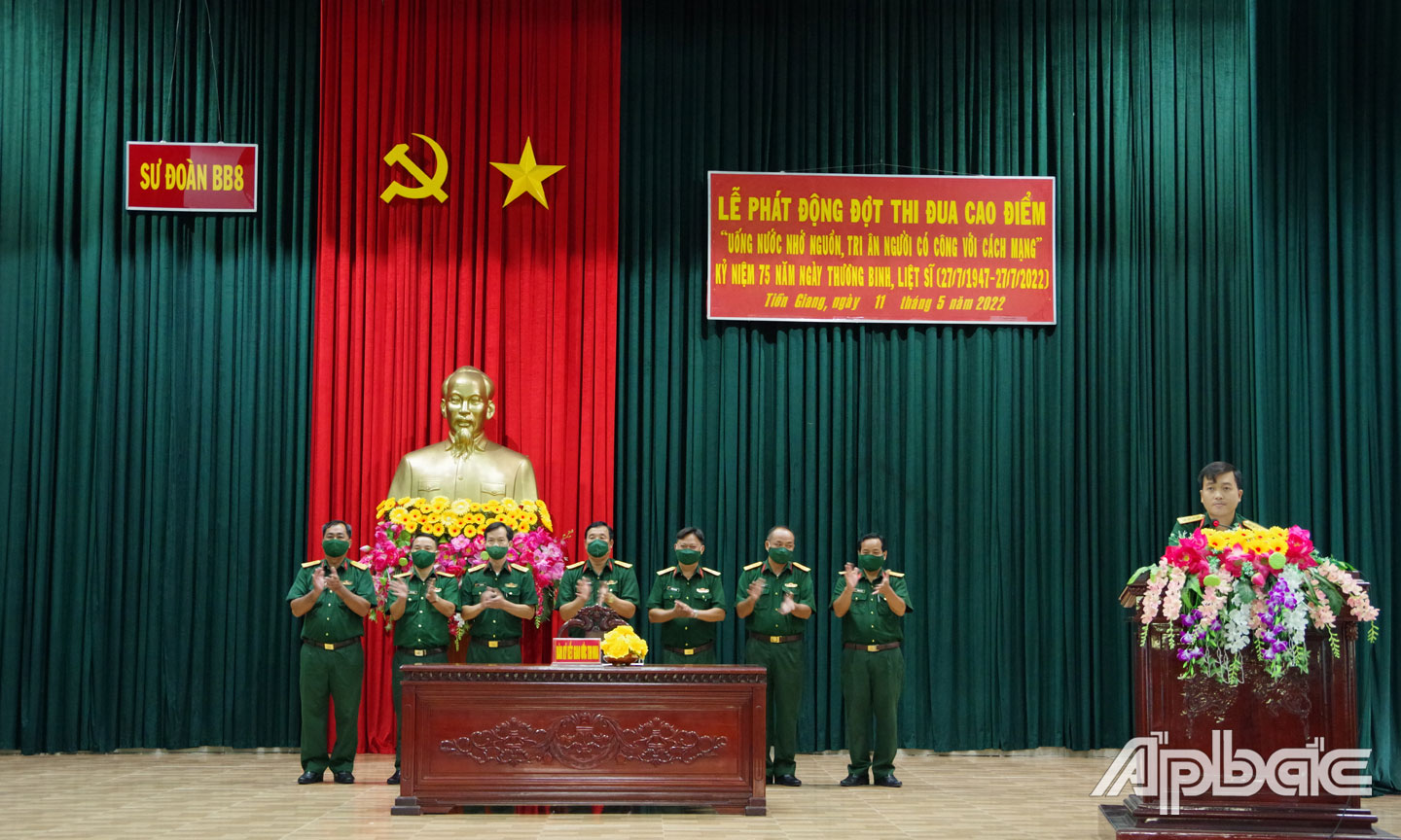 Đại diện cán bộ chỉ huy các đơn vị trong Sư đoàn nêu quyết tâm thực hiện tốt đợt thi đua cao điểm. 