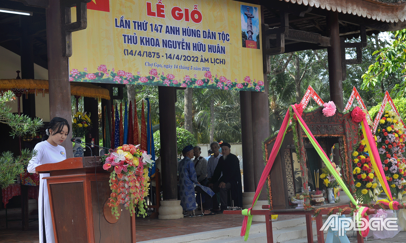 Em Nguyễn Thanh Tuyền (lớp 11 trường THPT Thủ Khoa Huân) phát biểu tại lễ giỗ 147 Anh hùng dân tộc Thủ Khoa Huân.