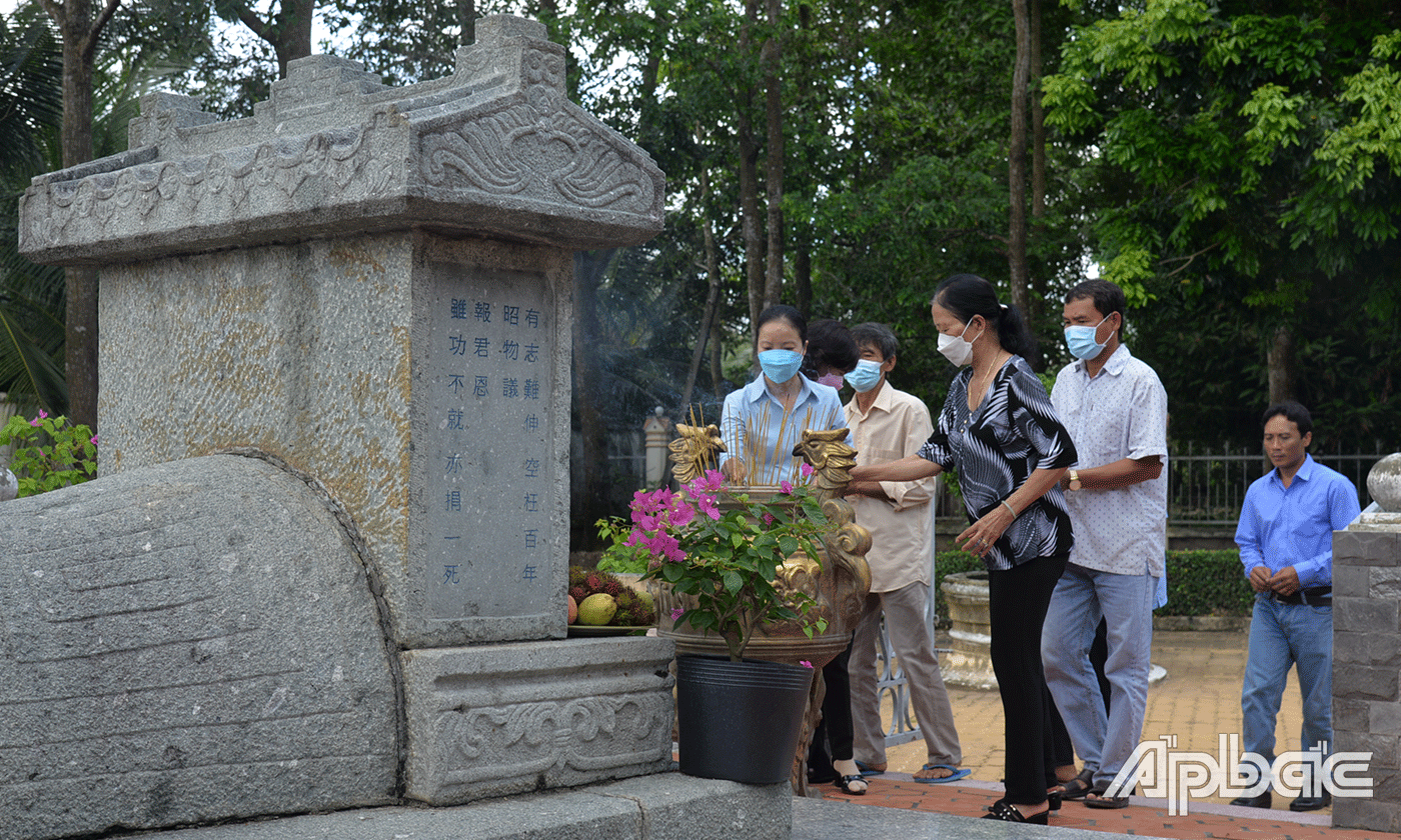 Hàng năm, vào ngày giỗ cụ Thủ Khoa Huân ngoài lập bàn thờ tại nhà, người dân còn đến thắp nhang cho cụ tại đền thờ và mộ.
