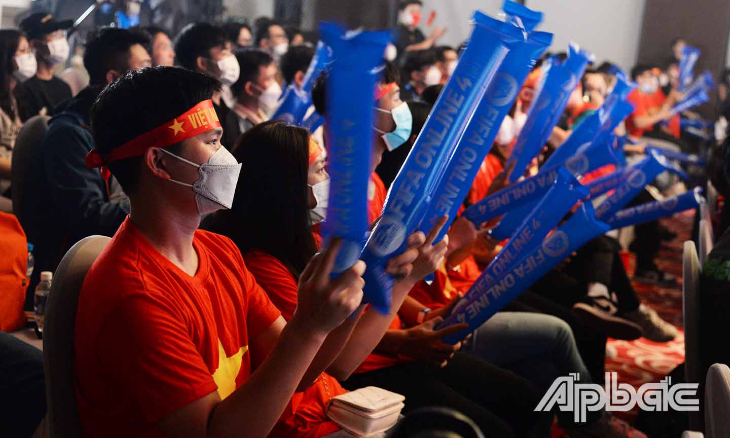 Các cổ động viên chủ nhà cổ vũ rất nồng nhiệt cho các tuyển thủ E-sport Việt Nam.