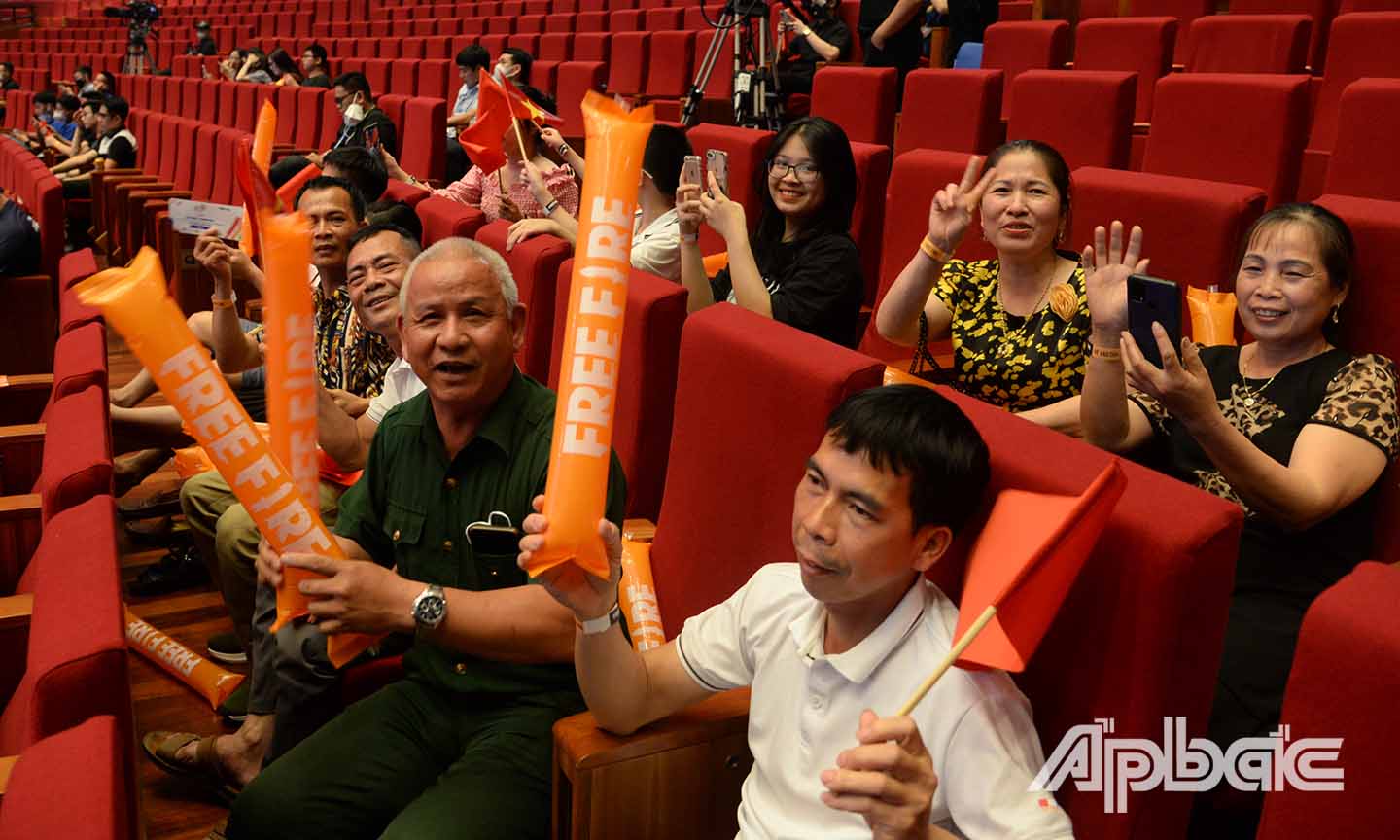 Không chỉ có các cổ động viên trẻ nhiều cổ động viên trung niên cũng đến cổ vũ cho các tuyển thủ là người thân trong gia đình.