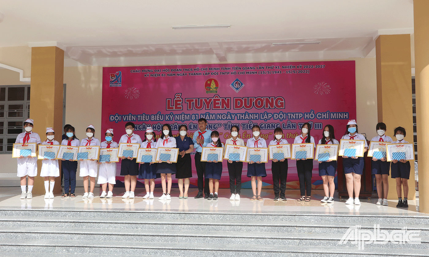 Các em đội viên tiêu biểu được tuyên dương tại buổi lễ