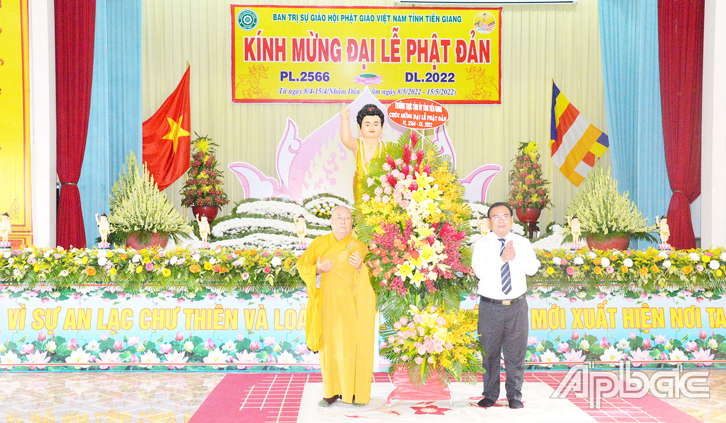 -	Đồng chí Võ Văn Bình, Phó Bí thư Thường trực Tỉnh ủy, Chủ tịch HĐND tỉnh trao hoa chúc mừng đến Hòa thượng Thích Huệ Minh Trưởng Ban Trị sự Phật giáo tỉnh