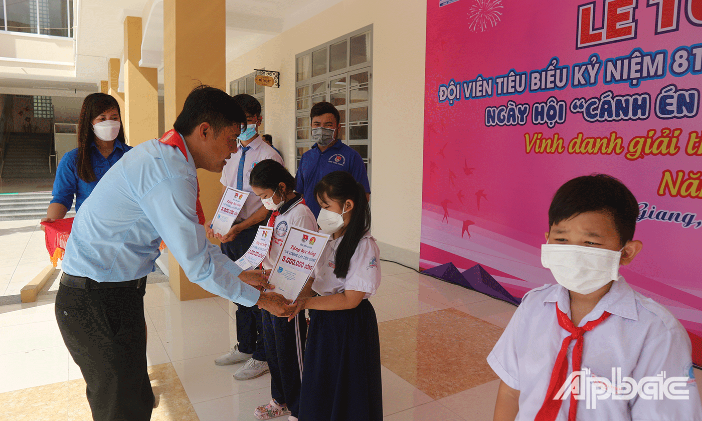 Đồng chí Nguyễn Quang Minh Bí Thư Tỉnh Đoàn, Chủ tịch Hội Đồng tỉnh học bổng “Vì tương lai Tiền Giang” cho 7 em học sinh có hoàn cảnh khó khăn ảnh hưởng dịch bệnh Covid-19