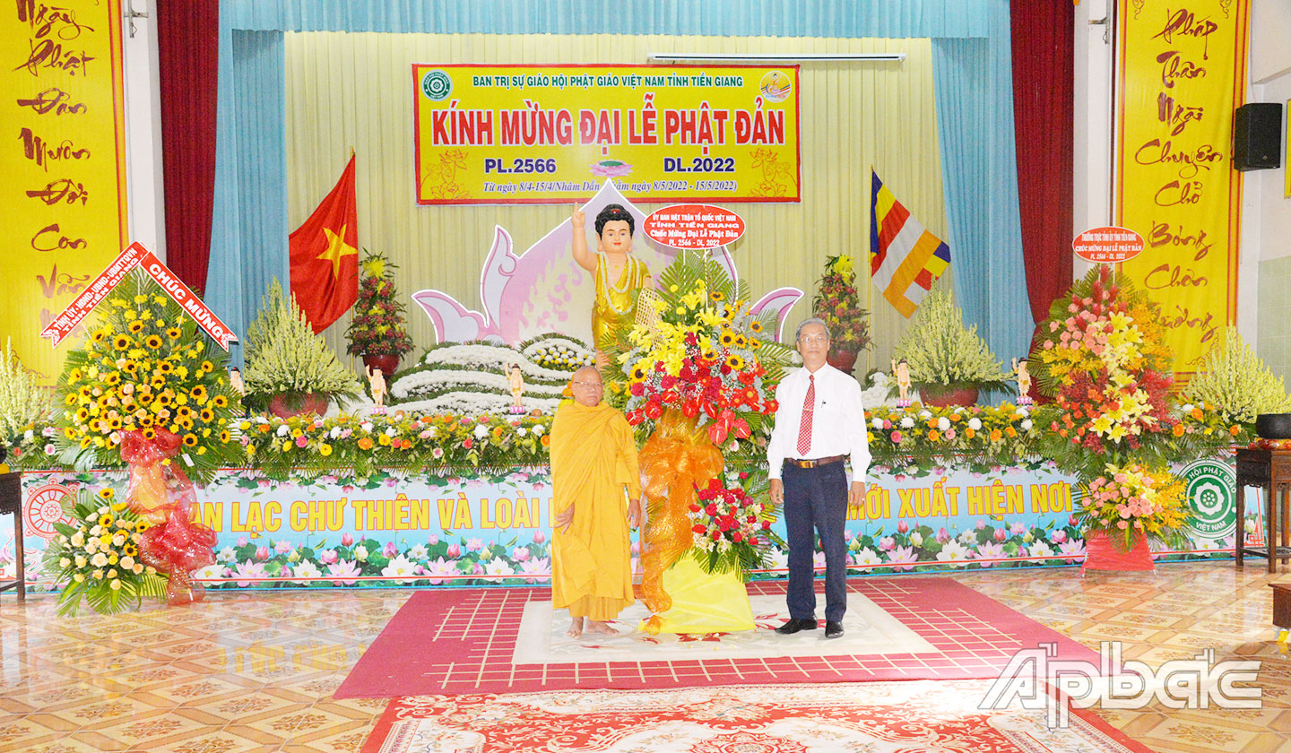 -	Đồng chí Huỳnh Văn Hải, Phó Chủ tịch Ủy ban MTTQ tỉnh trao hoa chúc mừng đến, Hòa thượng Thích Giác Nhân, Phó Trưởng Ban Trị sự Phật giáo tỉnh