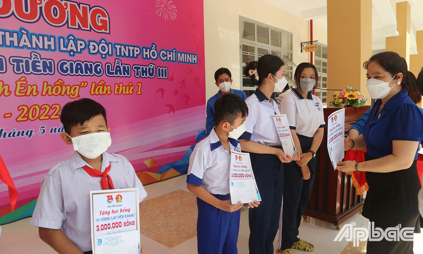 Đồng chí Huỳnh Thị Phượng, Phó Giám đốc Sở Giáo dục & Đào tạo trao học bổng “Vì tương lai Tiền Giang” cho 7 em học sinh có hoàn cảnh khó khăn ảnh hưởng dịch bệnh Covid-19