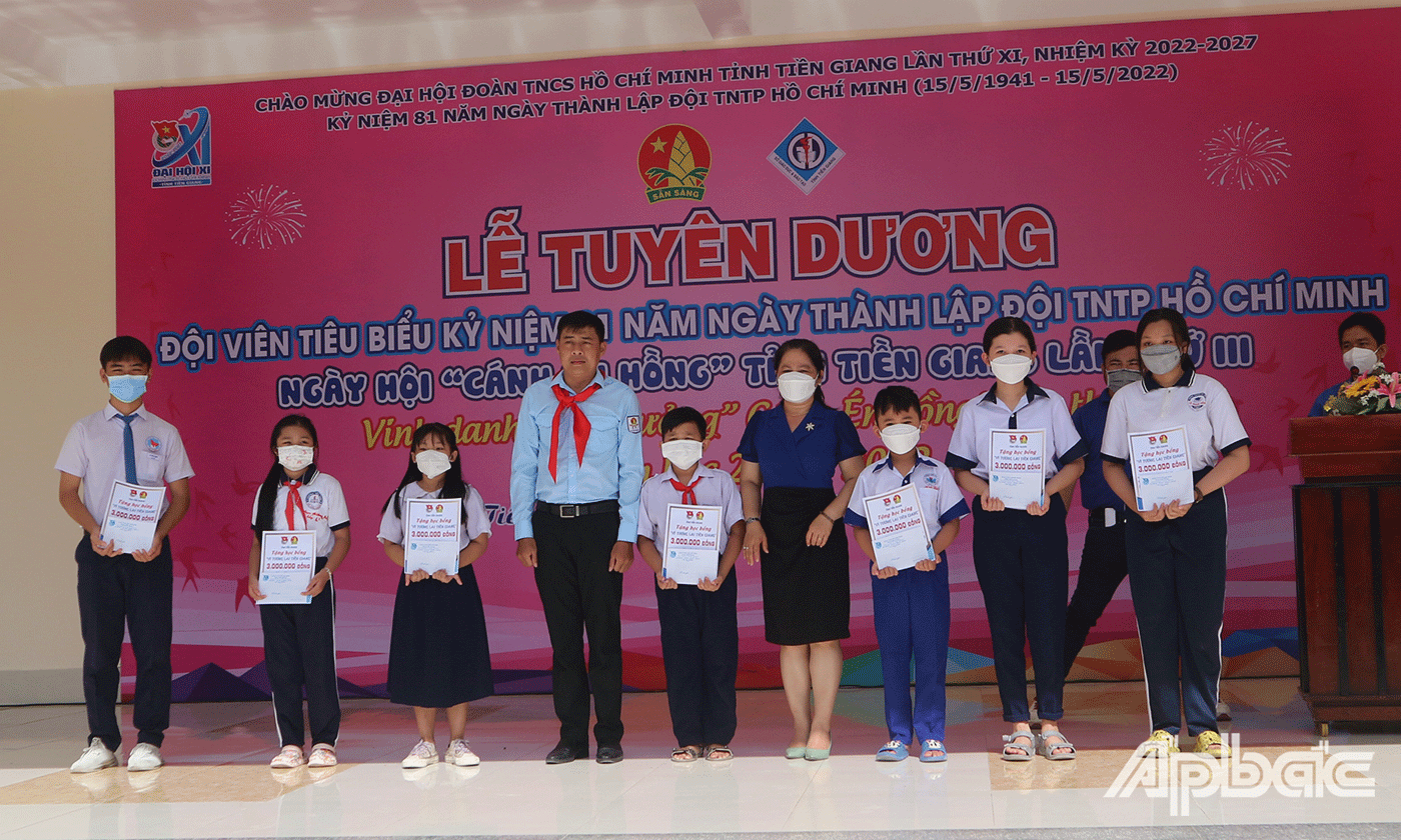 7 em học sinh có hoàn cảnh khó khăn ảnh hưởng dịch bệnh Covid-19(3 triệu đồng/suất);